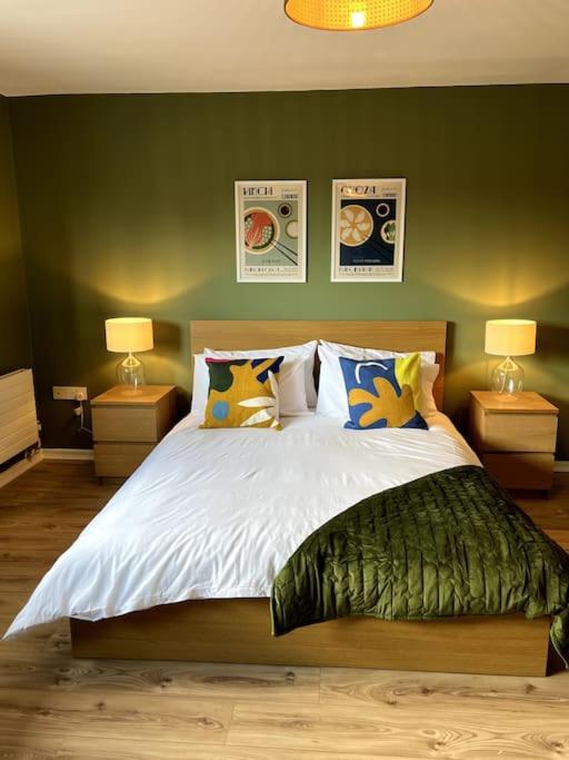 Colourful, Bright And Chic 2 Storey Apartment Manchester Exterior photo